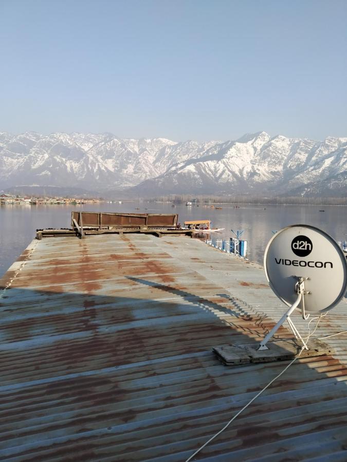Houseboat Young Snow View Front Line Dal Lake Srīnagar Kültér fotó