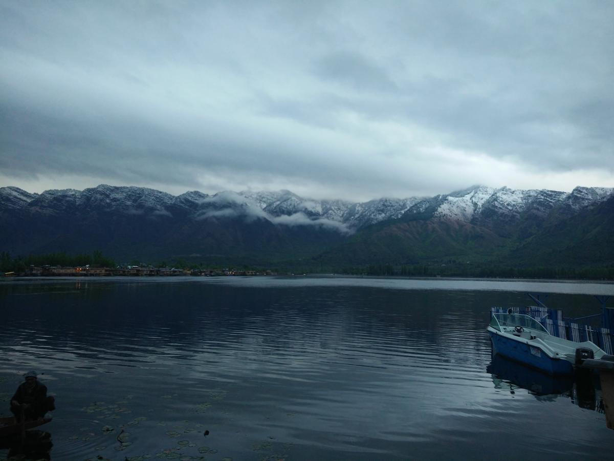 Houseboat Young Snow View Front Line Dal Lake Srīnagar Kültér fotó