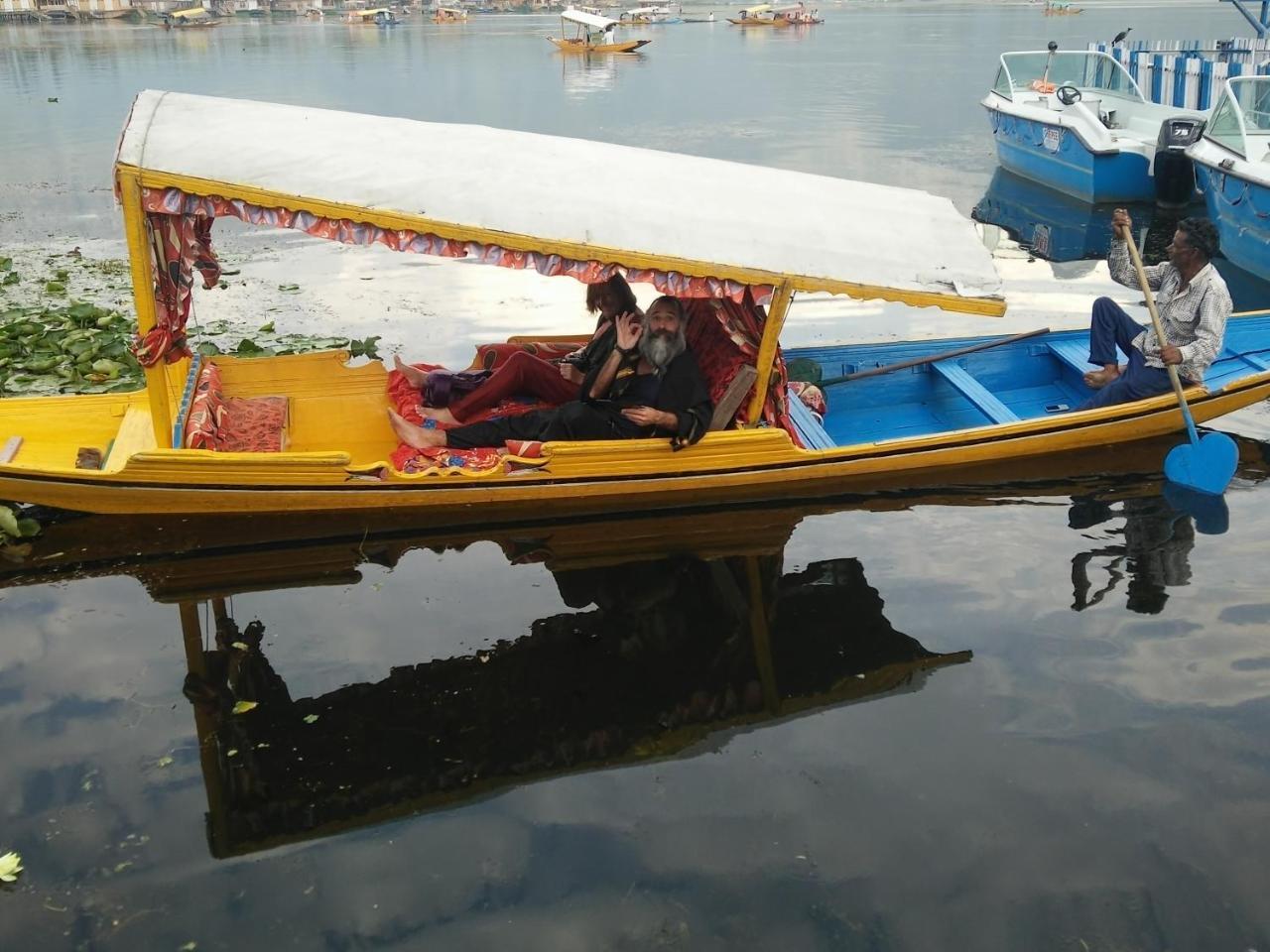 Houseboat Young Snow View Front Line Dal Lake Srīnagar Kültér fotó