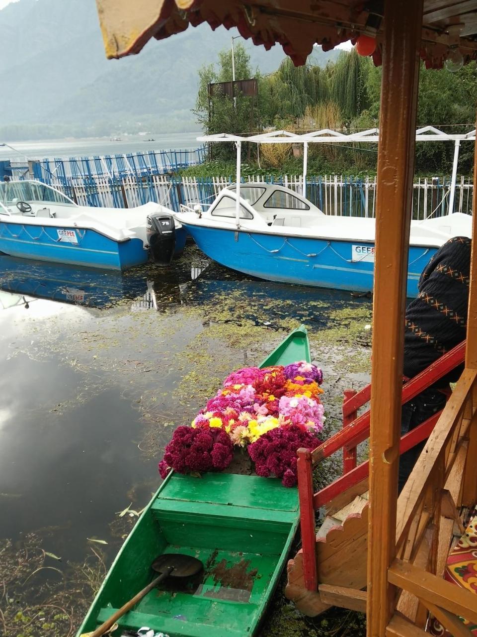 Houseboat Young Snow View Front Line Dal Lake Srīnagar Kültér fotó