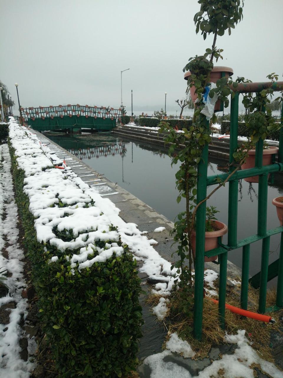 Houseboat Young Snow View Front Line Dal Lake Srīnagar Kültér fotó