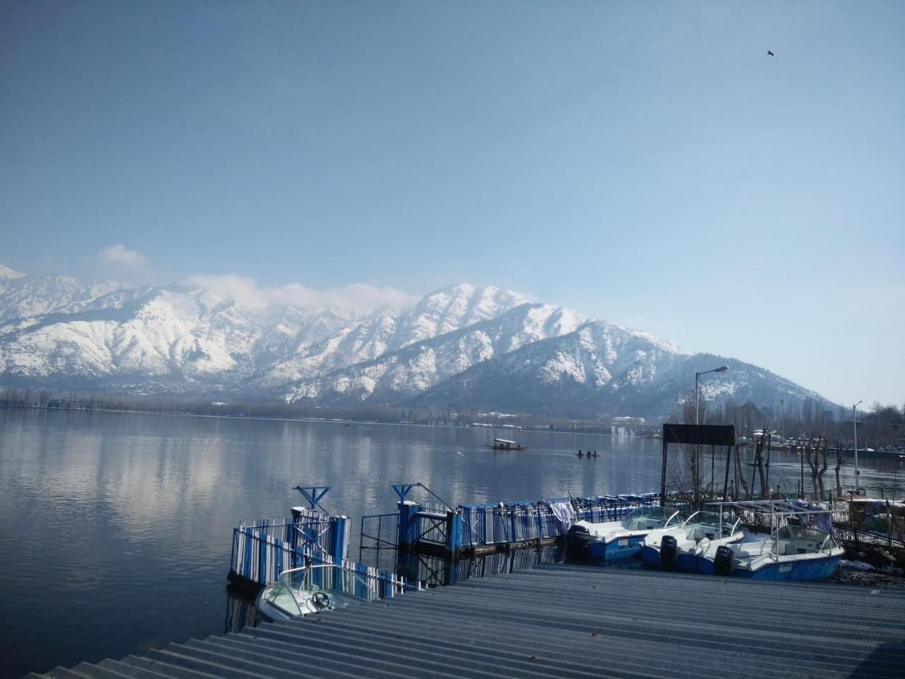 Houseboat Young Snow View Front Line Dal Lake Srīnagar Kültér fotó